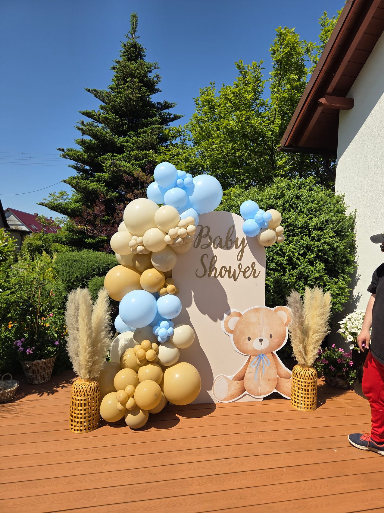 Pastelowa ścianka baby shower z balonami i dekoracją