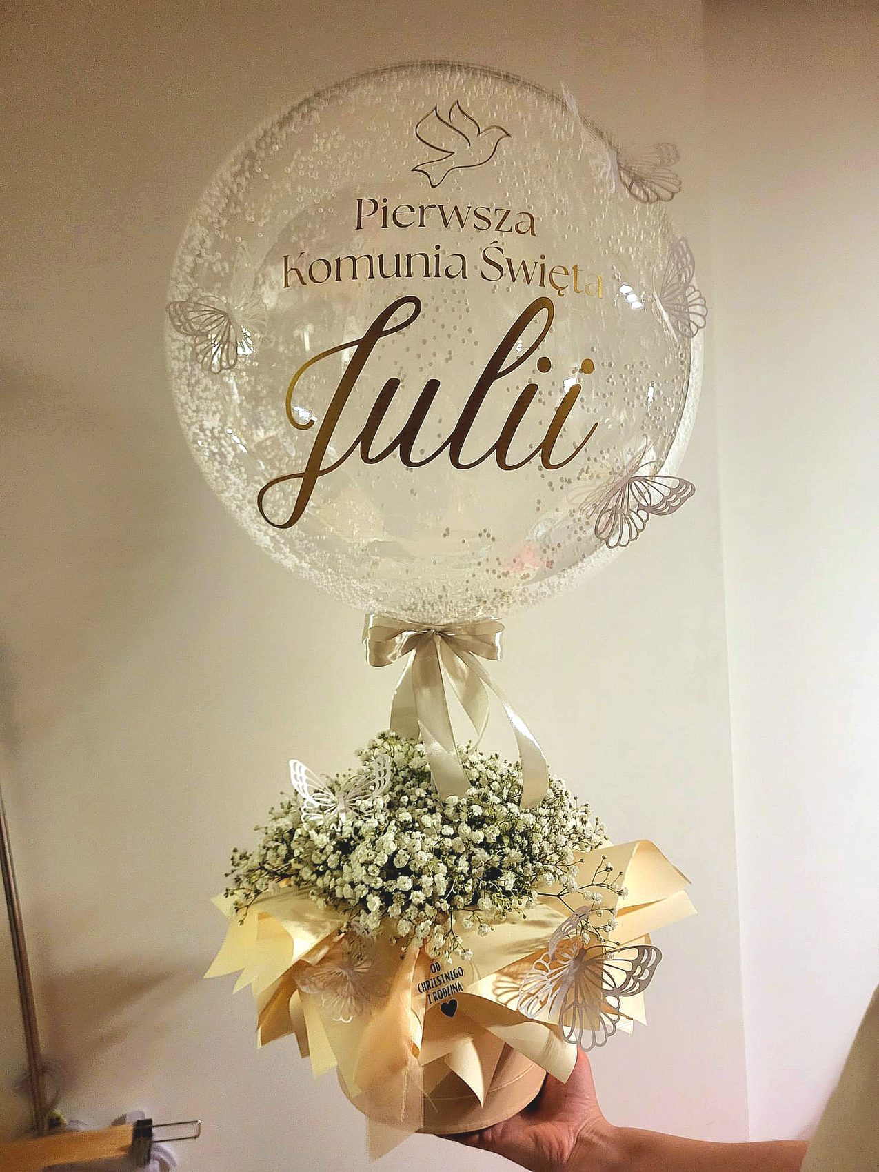 Detal dekoracji eventowej z kwiatami i balonem