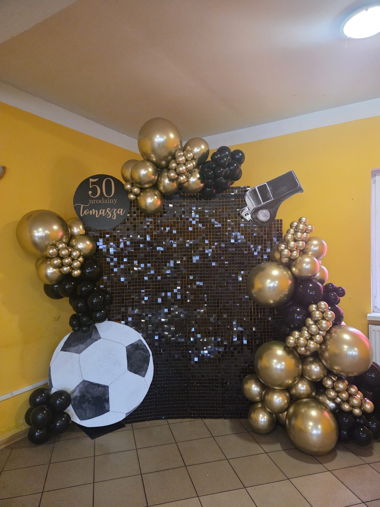 Sportowa dekoracja urodzinowa z piłką i złotymi balonami